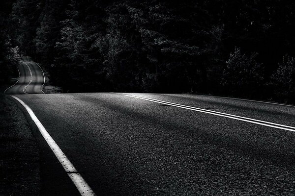 Marquage routier la nuit. Asphalte dans l obscurité