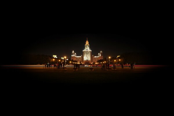 Moscú MSU por la noche en las luces