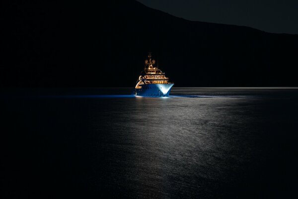 Grand yacht blanc comme neige dans la mer de nuit