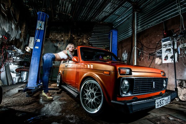 Ein Mädchen und ein orangefarbenes Feld in der Garage