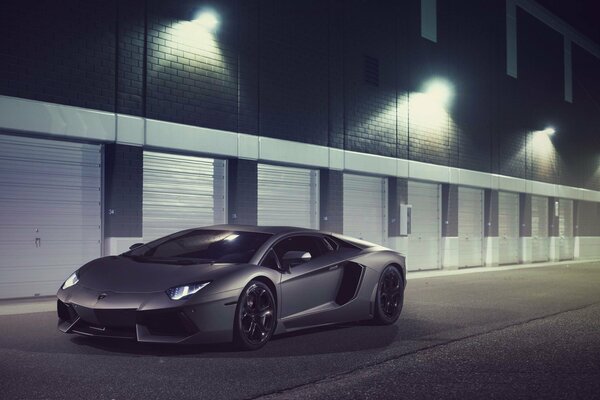 Lamborghini Aventador na tle nocnych przedmieść