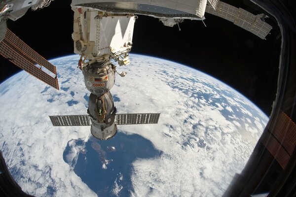 Estación Soyuz en el fondo del planeta Tierra en el espacio abierto