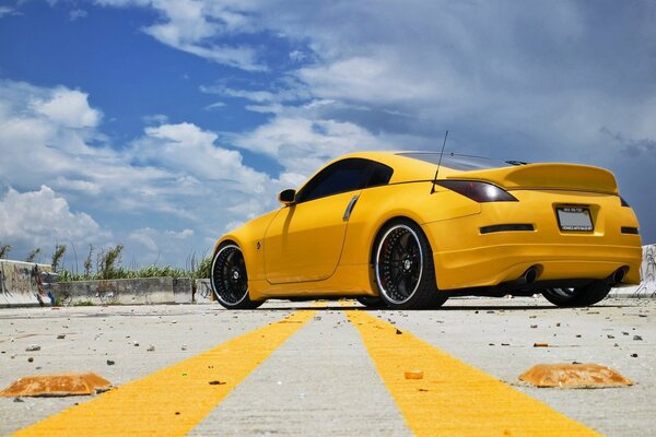 Coche fresco de color amarillo