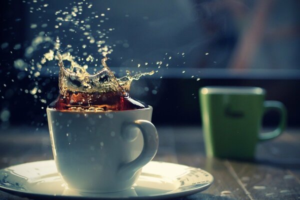 Spruzzando il caffè del mattino sul tavolo