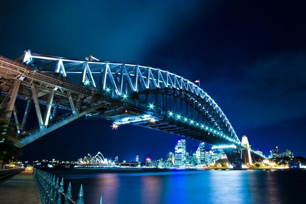 Puente nocturno sobre el río azul