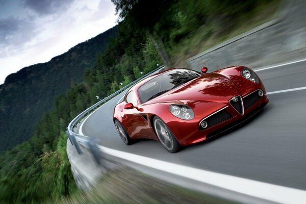Alfa Romeo 8c rouge sur fond de route de montagne