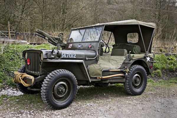 Jeep del ejército tendido en otoño