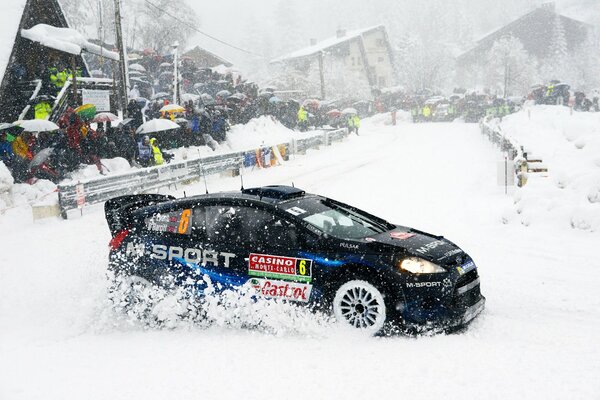 Verschneiter Winter mit fahrendem Auto