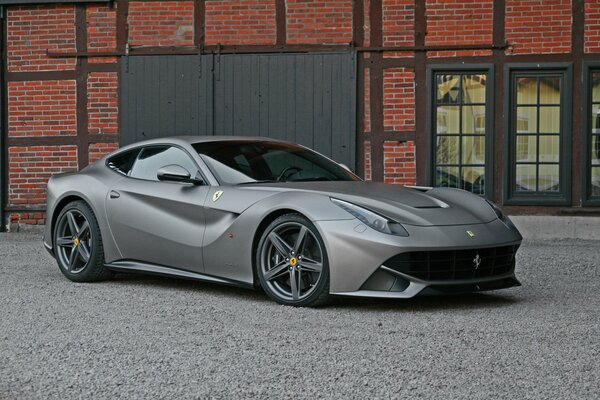 Supercar gris Ferrari Berlinetta