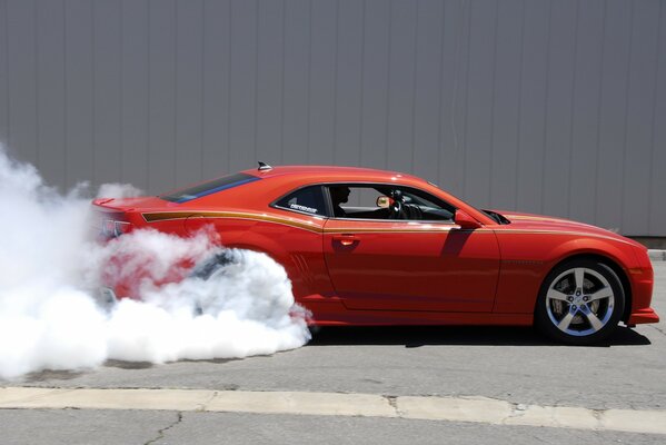 Voiture camaro pontiac fumée rouge