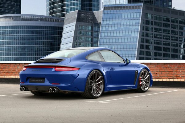 Le bleu Porshe Carrera 911 Stinger se trouve au dernier étage d un parking à plusieurs niveaux