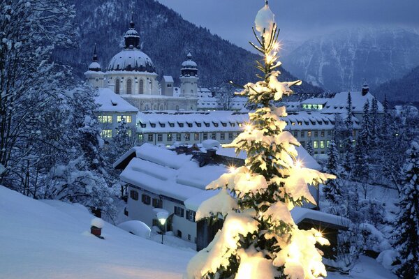 Weißer Palast im Schnee auf einem Berghintergrund