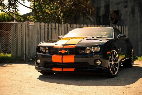 Voiture noire avec rayures orange