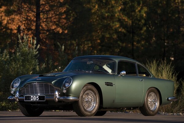 Coche clásico británico aston martin db5