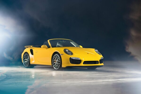 Jaune porsche cabriolet dans la brume