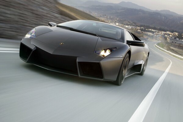 Lamborghini, ciudad en Dalí detrás, velocidad, montañas, carretera con la ciudad, campana