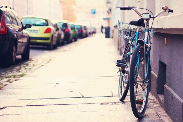 Bicicletta sulla strada della città