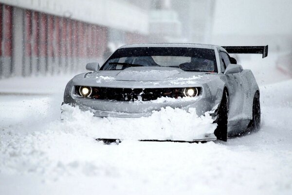 Coche Corvette Camara con ruedas de invierno