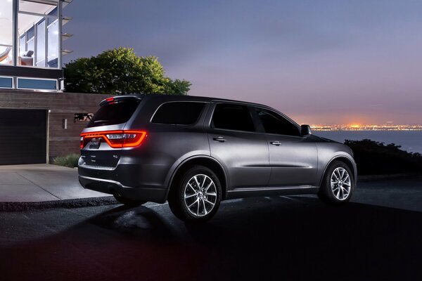 Dodge Durango avec vue sur la ville de nuit