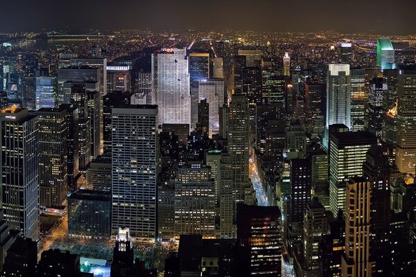 Night view of New York skyscrapers