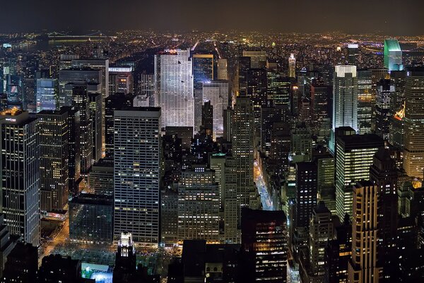 Vista nocturna de los rascacielos de nueva York