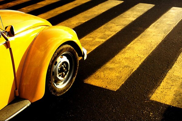 Voiture jaune sur la route