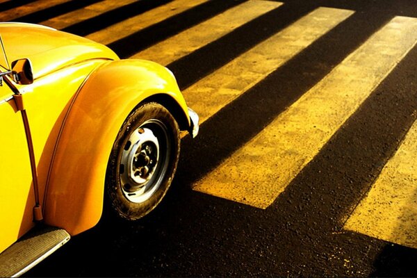 Żółte auto na drodze