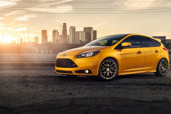 Giallo ford focus sullo sfondo del tramonto