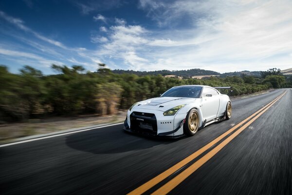 Nissan GT-R auf einem Spaziergang in Bewegung