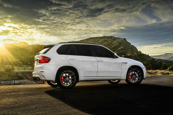 Tuning weißer bmw x5m bei Sonnenuntergang