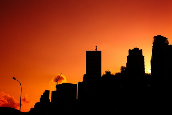 Der Sonnenuntergang über der Stadt winkt den Blick