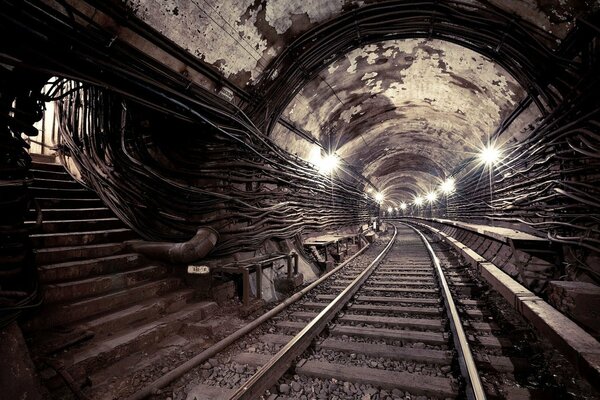 Treppe zur Eisenbahn. Licht am Ende des Tunnels