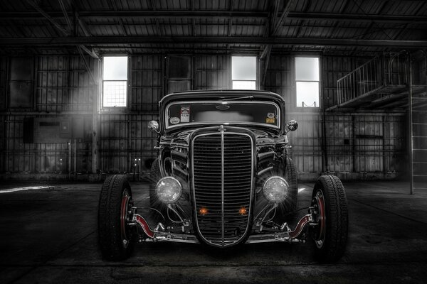 Oldtimer im Hangar Vorderansicht