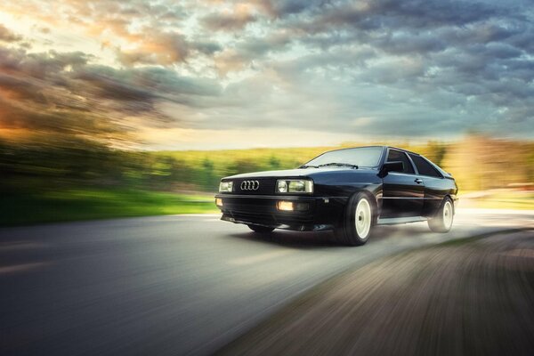 Audi Coupe Quatro negro en el lanzamiento