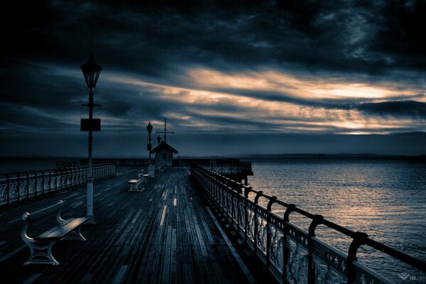 Nachthimmel und Wasser am Pier