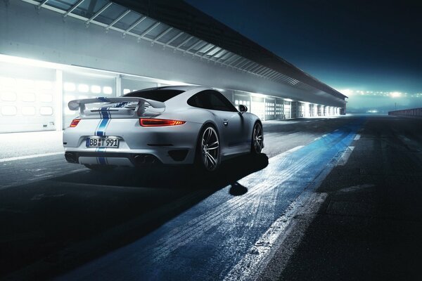 Porsche 911 Turbo mientras conduce