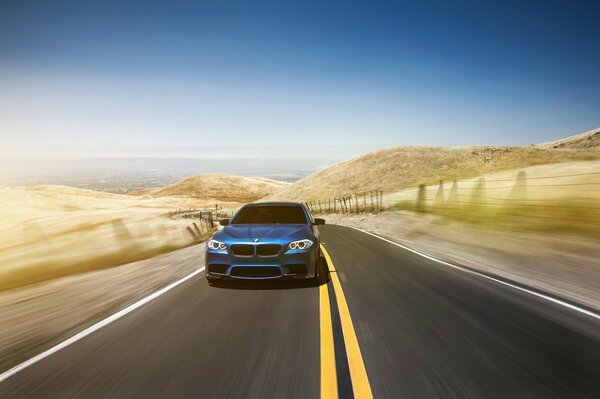Conduciendo a la distancia en la interminable carretera de BMW