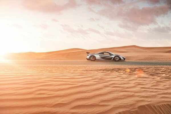 La supercar nel deserto sembra molto pittoresca