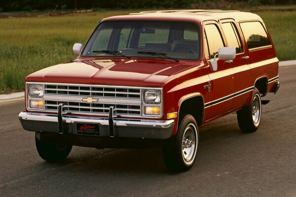 Czerwony Chevrolet na drodze z 1982 roku