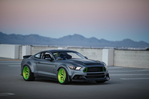 Ford Mustang avec de beaux disques de couleur vert acide