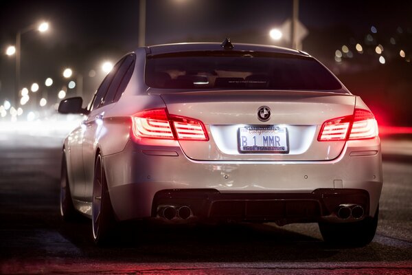 BMW blanc cinquième série dans la nuit