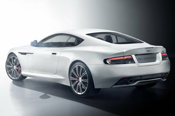 Eleganter weißer Aston martin mit Rücken