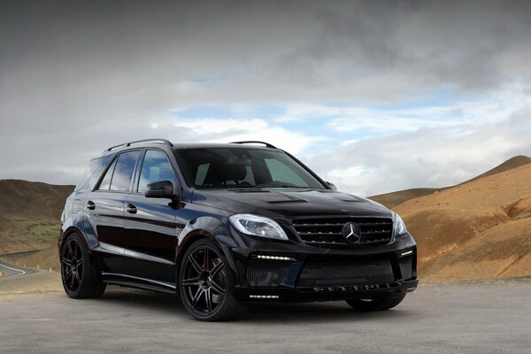 Image d une voiture mercedes ml63 amg topcar debout sur le fond des montagnes