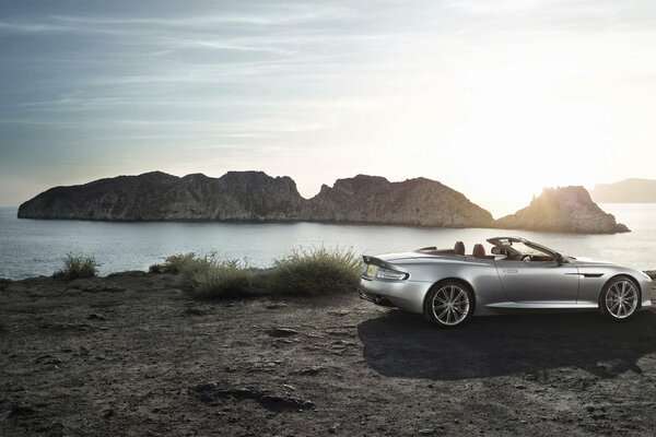 Aston martin Sportwagen vor dem Hintergrund des Meeres