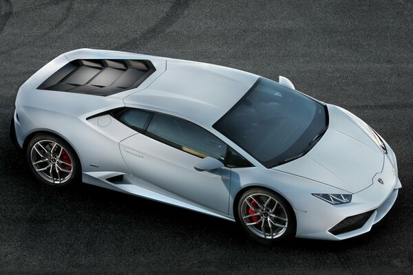 Супер кар Lamborghini huracan белый