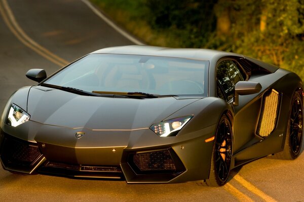 Lamborghini mate en el sol del atardecer