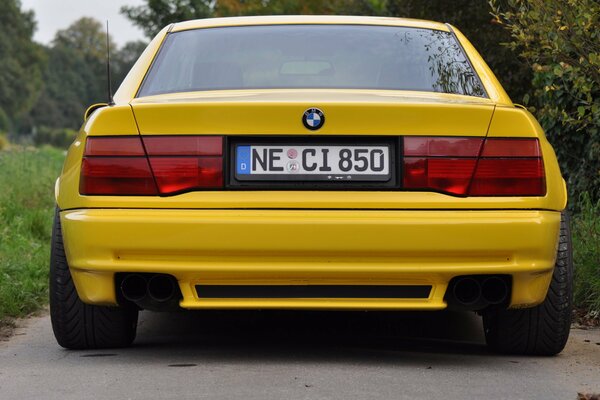 Auto sportiva gialla BMW vista posteriore