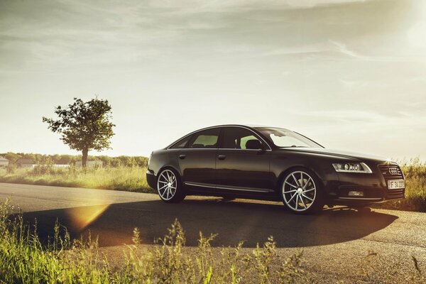 Abbagliamento sulla strada di Audi in nero