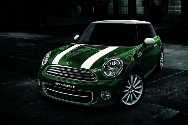 Mini Cooper vert sur fond sombre