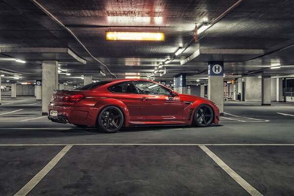 Bmw M6 rojo en el estacionamiento lateral